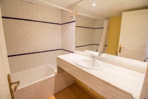 Apartment Near The Sea With Wifi And Pool
