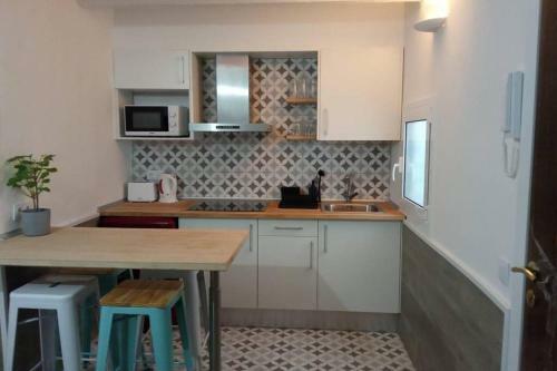 M2 Cool Apartment Next To Metro. 15m To Center
