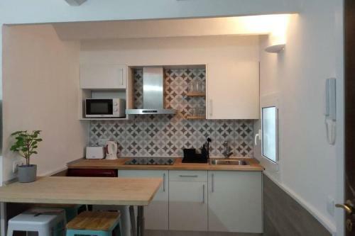 M2 Cool Apartment Next To Metro. 15m To Center