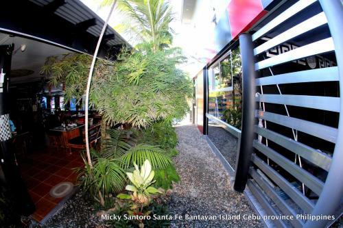 Micky Santoro Hotel & Restaurant
