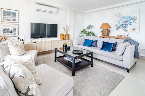 Cp - Modern Beachside Apartment In Estepona