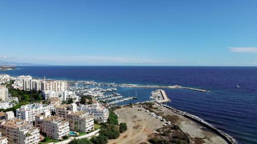Cp - Modern Beachside Apartment In Estepona