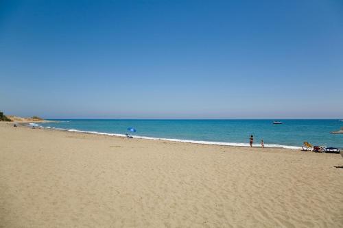 Heaven Beach Apartments, Apt 402