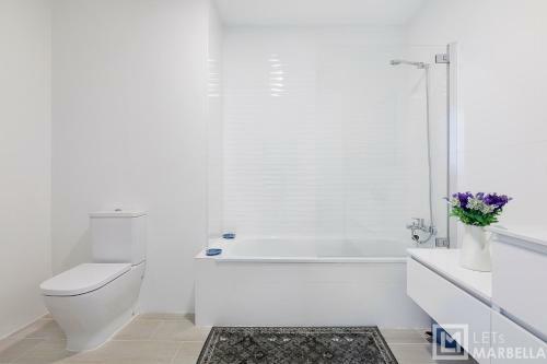 Estepona Sunsets - Modern 3-br Beachside Apartment