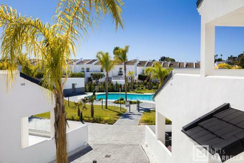 Estepona Sunsets - Modern 3-br Beachside Apartment