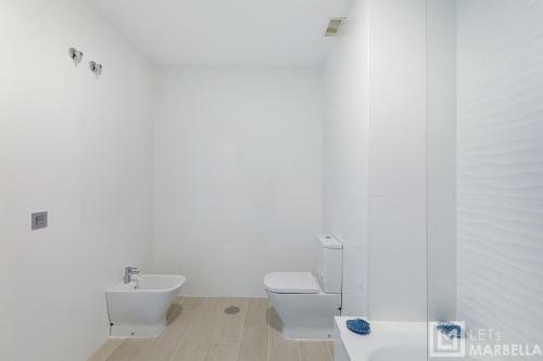 Estepona Sunsets - Modern 3-br Beachside Apartment