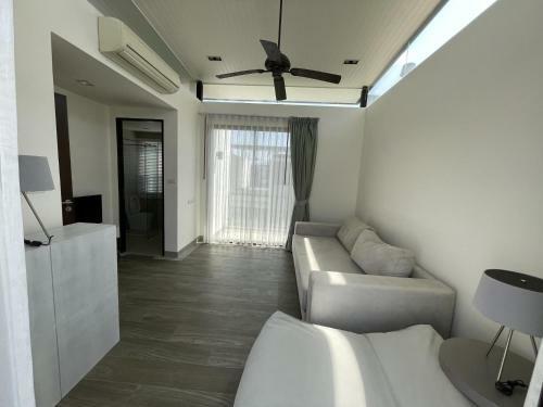 Townhouse At Laguna Park By Lofty
