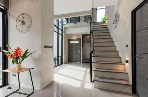 Villa Modern 3br Loft With Large Pool, Gym And Sauna