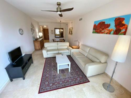Amazing Holiday Apartment With Tropical Community Pool