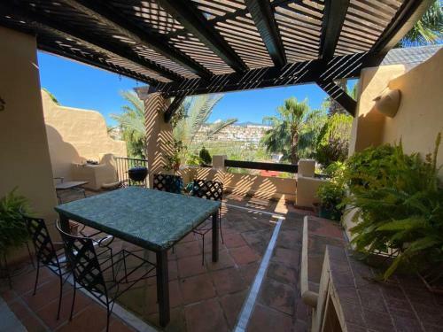 Amazing Holiday Apartment With Tropical Community Pool