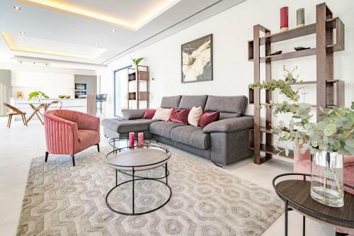 2021 Built Extravagant Villa In Luxurious Mirabella Hills