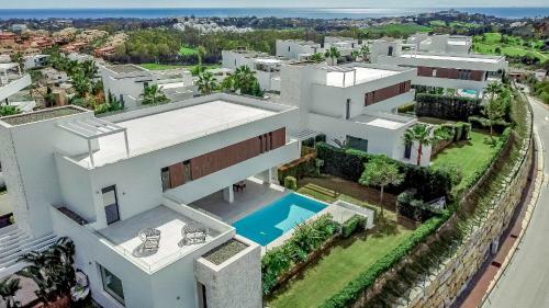 2021 Built Extravagant Villa In Luxurious Mirabella Hills