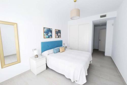 Palms Beach - Brand New Luxury Beachside Apartment
