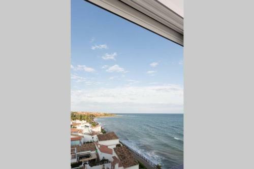 Apartamento First Line Beach Penthouse In Estepona With Great Views
