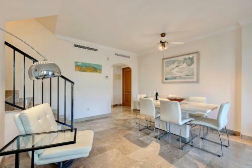 Spacious Penthouse Stunning Views