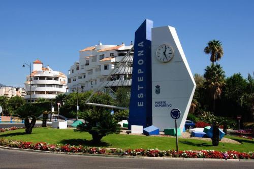Beautiful 2-bed Apartment In Estepona With Seaview