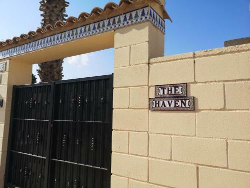 Villa With Serene Mountain Views. Spacious Garden With 10x5m Pool.