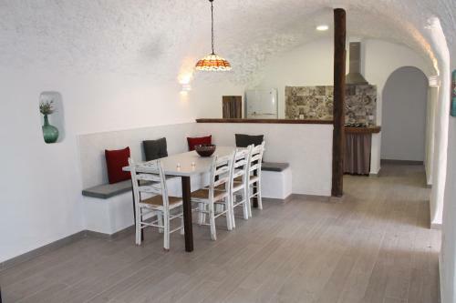 Cuevas Adonia