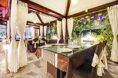 Townhouse Oak Hotel Hillview