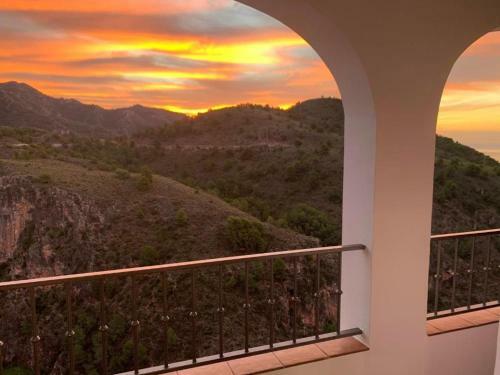 Casa Con Incre�bles Vistas A Las Monta�as Y Al Mar