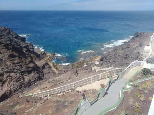 North Cliff Apartment *the Ocean Beneath Your Feet*