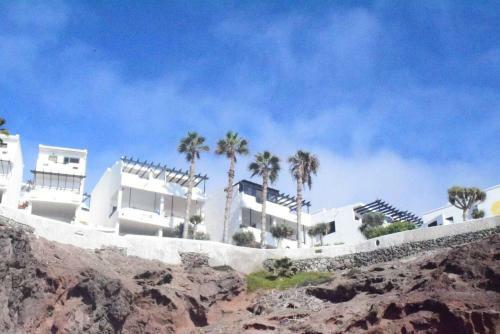 North Cliff Apartment *the Ocean Beneath Your Feet*