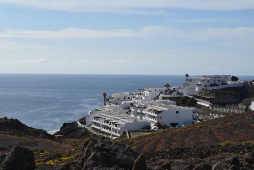 North Cliff Apartment *the Ocean Beneath Your Feet*