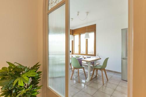 Bravissimo El Lle�, Bright 4-bedroom Apartment