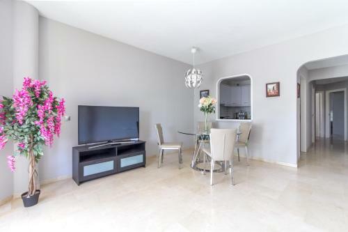 Jacuzzi Golf Pools Spa Gym Restaurants Wifi Tennis