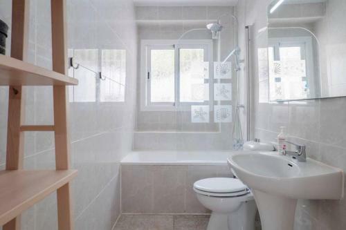 049 - Modern & Spacious Holiday Villa With Private Pool
