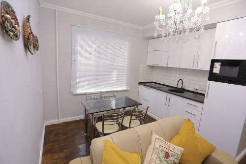Luxury 2 Bedrooms Apartment Walking Distance From Gur-emir