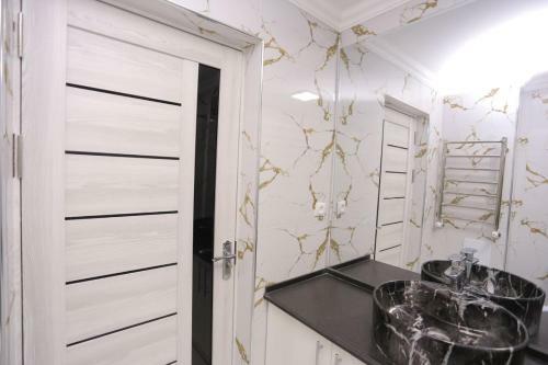 Luxury 2 Bedrooms Apartment Walking Distance From Gur-emir