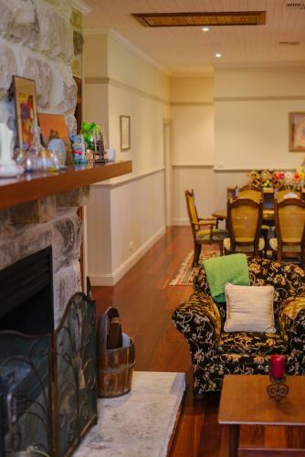 Lodge Hanging Tree Wines