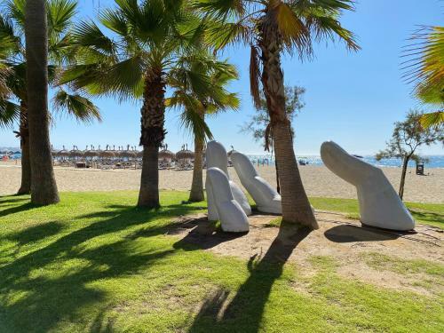 Modern 1 Bedroom Seaside Apartment With Pool