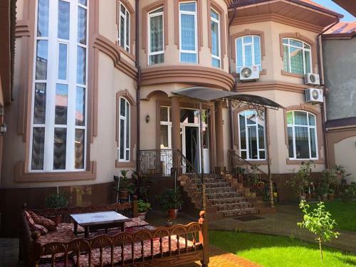 Hostal Happy House Hotel