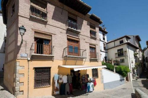 Charming, Spacious Albayzin Apartment
