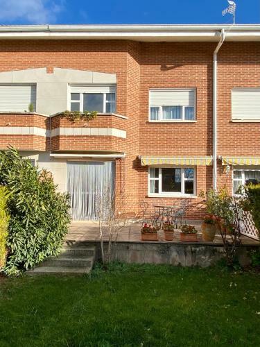 Chalet En Urbanizaci�n Con Piscina