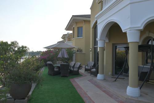 Chic 5br Villa With Private Pool On Palm Jumeirah