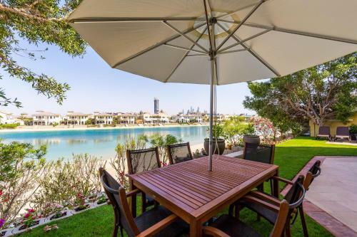 Chic 5br Villa With Private Pool On Palm Jumeirah