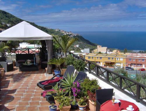 Apartment Mit Privatem Balkon Und Meerblick Im Rustikalen Stil