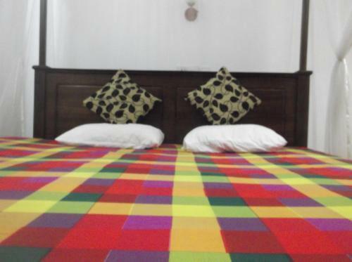 Hostal White Flower Gust Hose In Unawatuna
