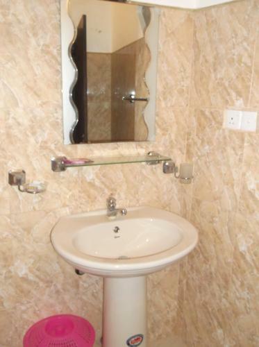 Hostal White Flower Gust Hose In Unawatuna