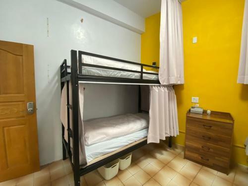 ???stop Hostel