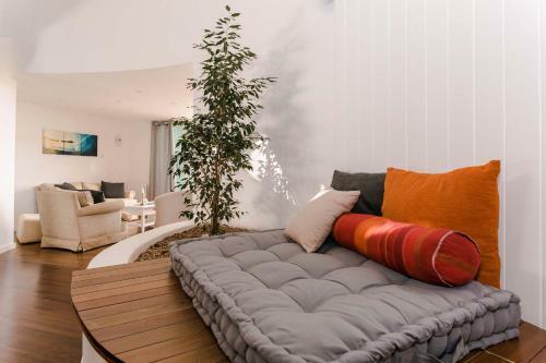 The Circular Villa - Jacuzzi, Hiking & Vineyards
