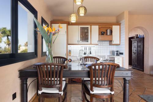 El Refugio Apartments & Villa