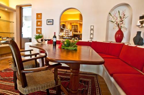 El Refugio Apartments & Villa