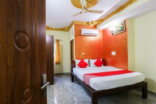 Hotel Vaccinated Staff - Oyo 62768 Gm Royals