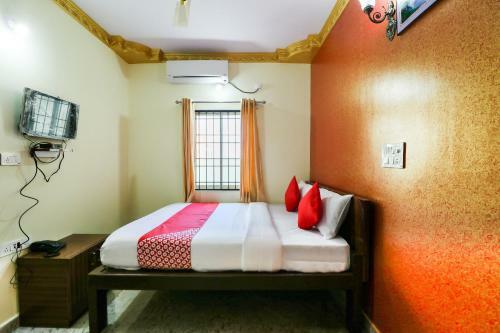 Hotel Vaccinated Staff - Oyo 62768 Gm Royals