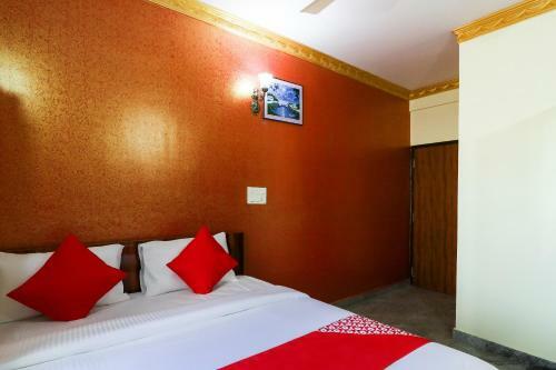 Hotel Vaccinated Staff - Oyo 62768 Gm Royals