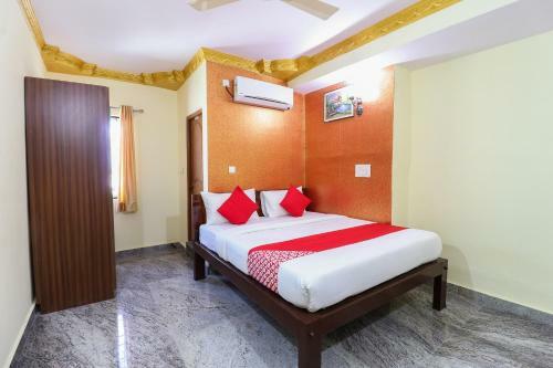 Hotel Vaccinated Staff - Oyo 62768 Gm Royals